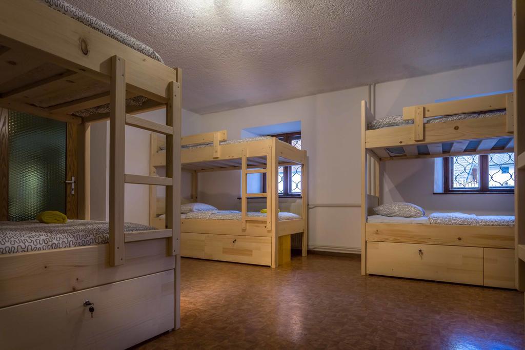 1A Adventure Hostel Лешче Номер фото