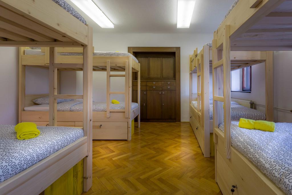 1A Adventure Hostel Лешче Номер фото